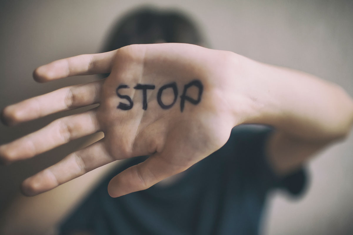 Hand auf der STOP steht