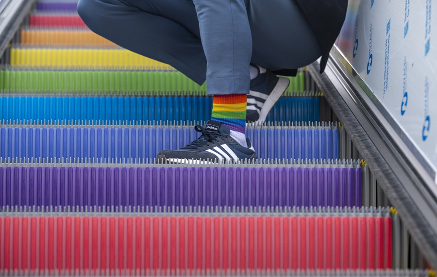 Bunt wie das Leben ist eine der neuen Rolltreppen am Hauptbahnhof. Sie hilft, Barrieren zu überwinden - echte in Form von Treppen und symbolisch solche, die sich in Köpfen befinden.