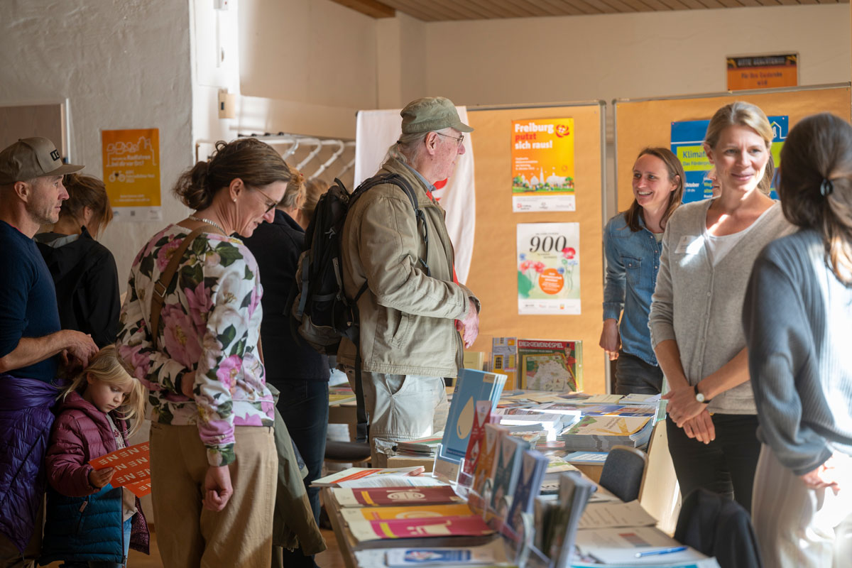 Mehrere Personen informieren sich an einem Infostand