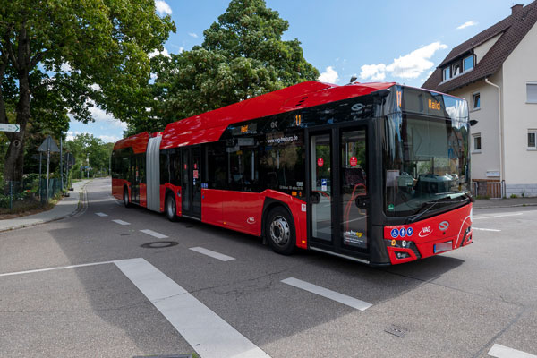Fahrender Bus