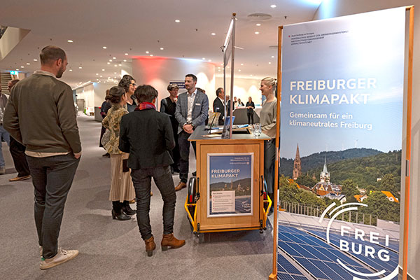 Infostand im Konzerthaus mit Banner "Freiburger Klimapakt"