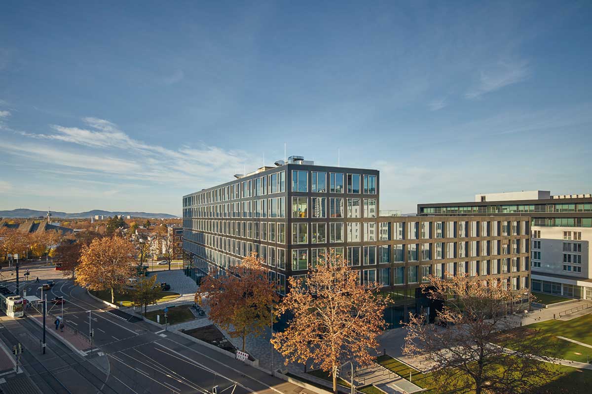 Der zeitlose und kompakte Baukörper„Berliner Tor“ samt attraktiver Freiflächen.