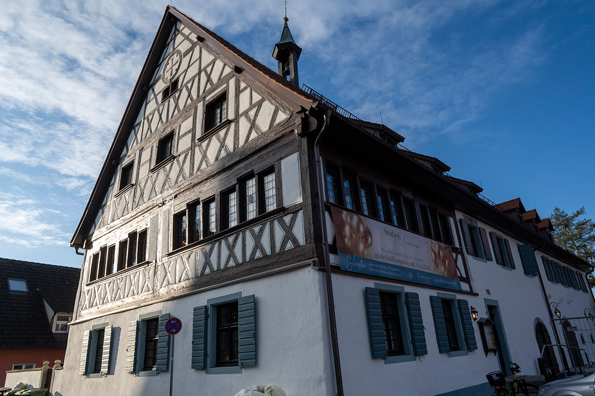 Fachwerkhaus "Alte Stube" vor blauem Himmel