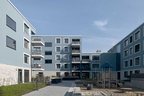 Zwei Winkelhäuser im Neubaugebiet