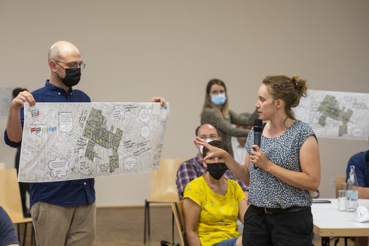 Eine Frau mit Mikrofon erklärt etwas