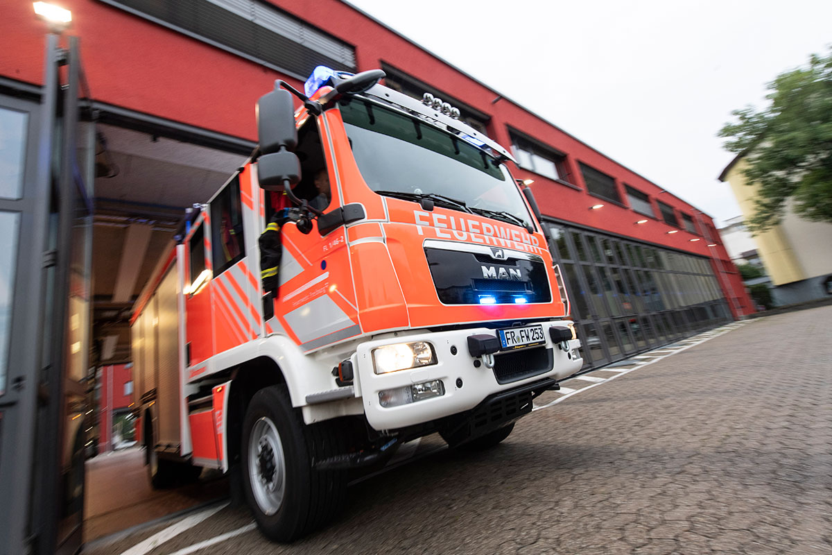 Feuerwehrfahrzeug fährt aus der Feuerwache 