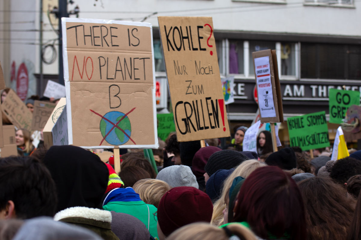 Viele Menschen demonstrieren und halten Schilder in die Höhe