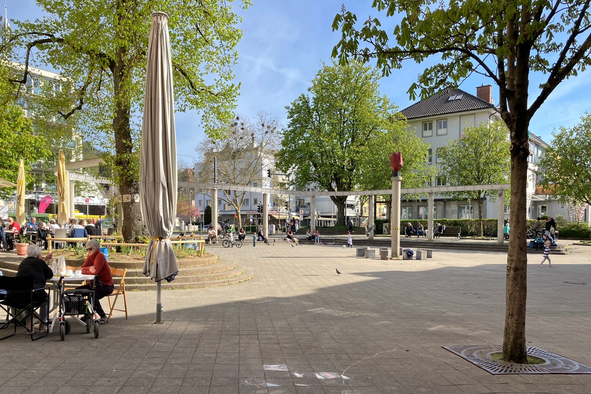 Platz mit Außenterrasse und Bäumen