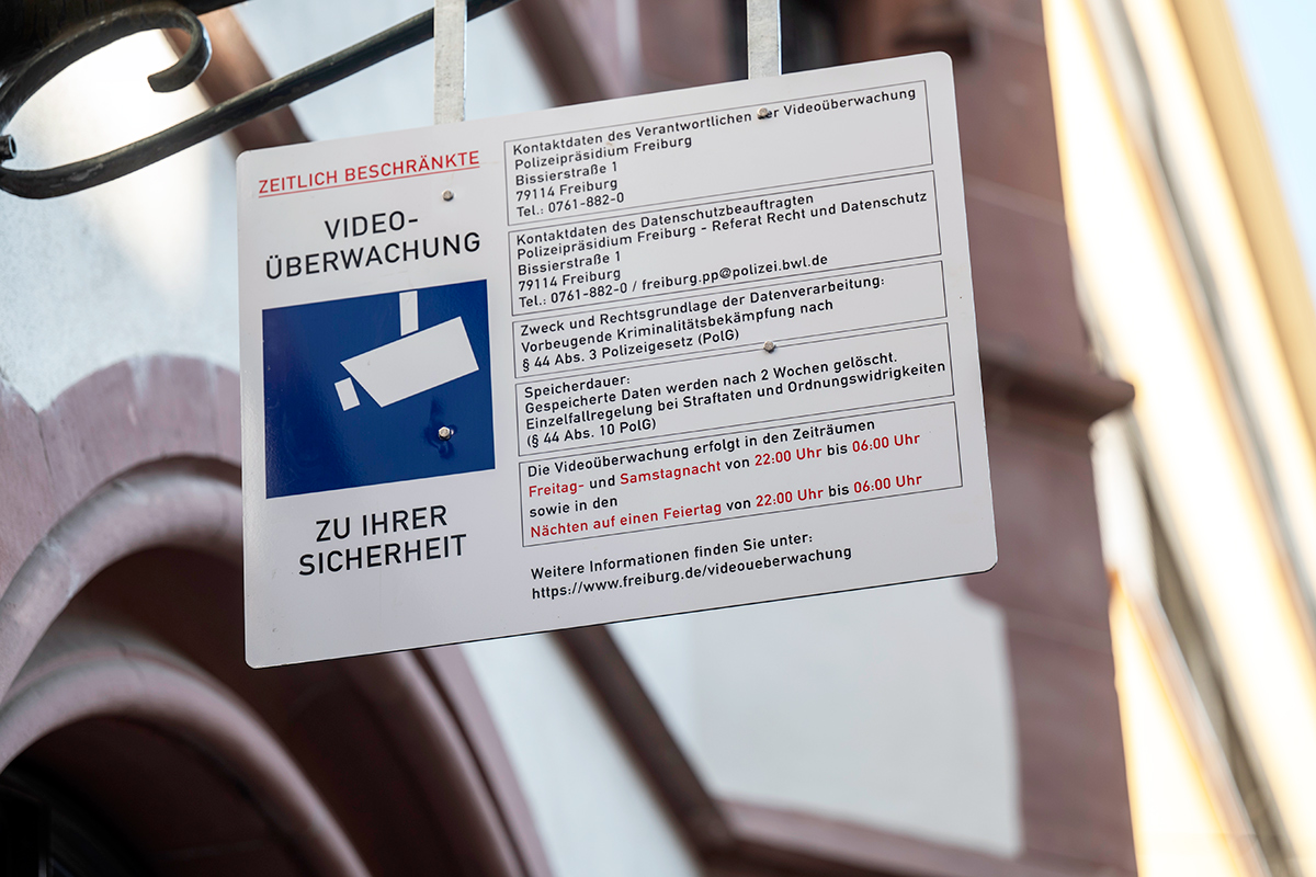 Ein Schild, das auf die Videoüberwachung hinweist, hängt an einem historischen Gebäude