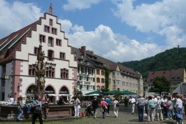 Passanten auf dem Freiburger Münsterplatz