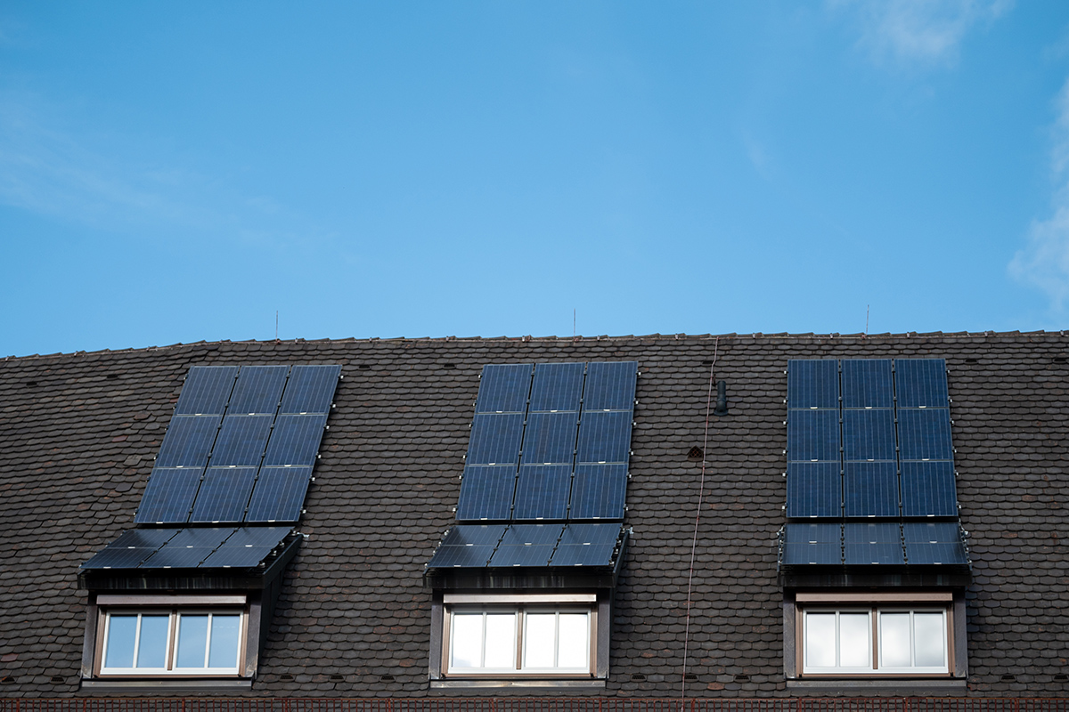 Solarpaneele auf einem Dach