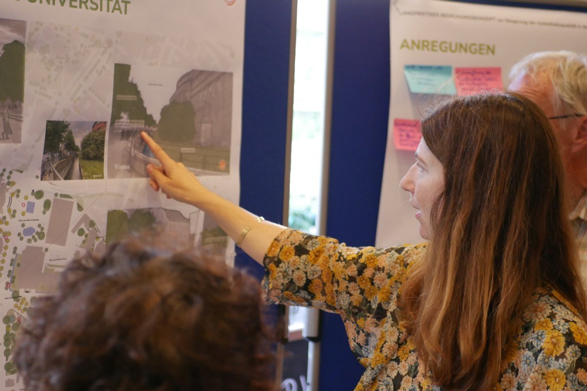 Frau zeigt auf Karte 