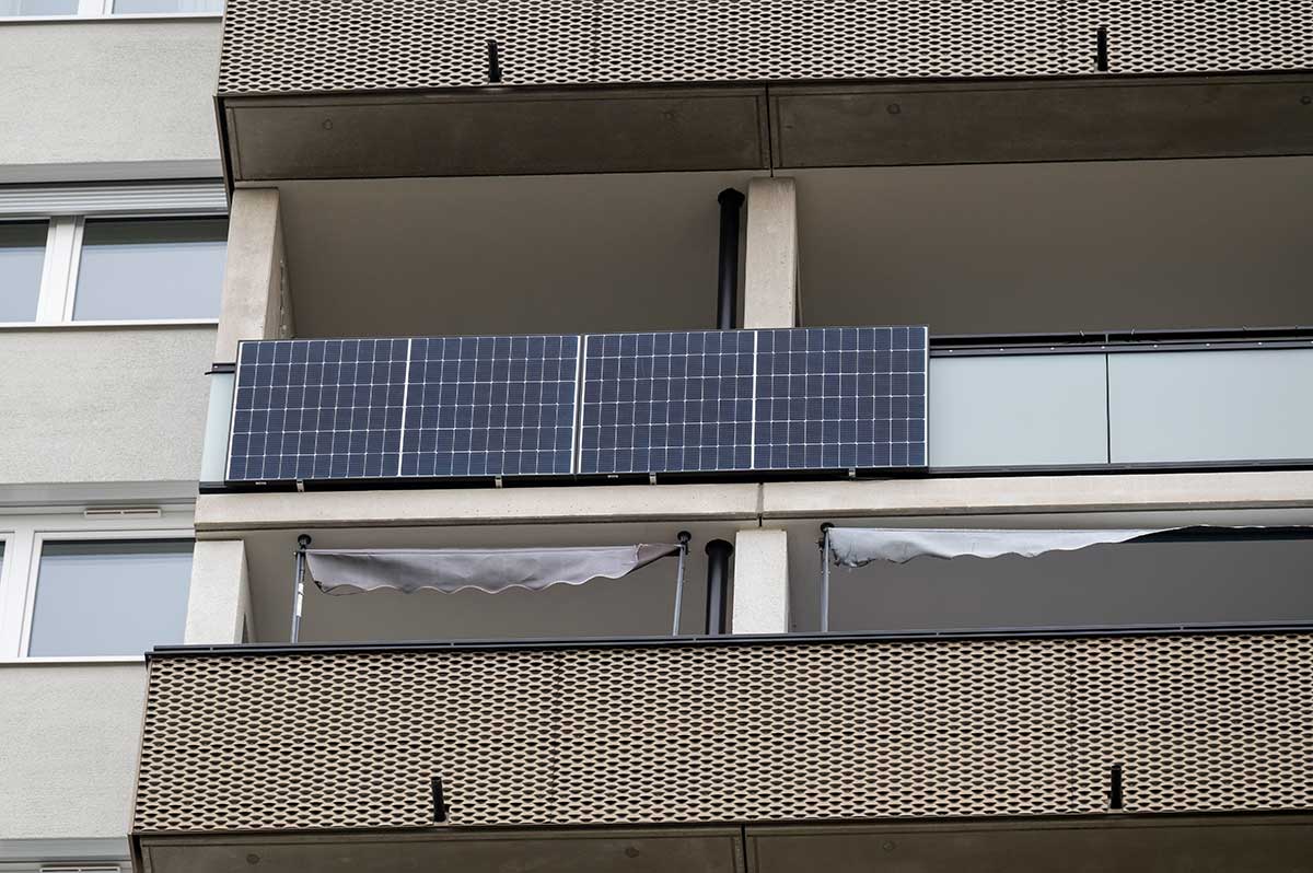 Balkonsolaranlage an Hochhaus