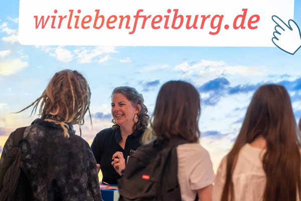 Fünf Jugendliche lachend im Gespräch