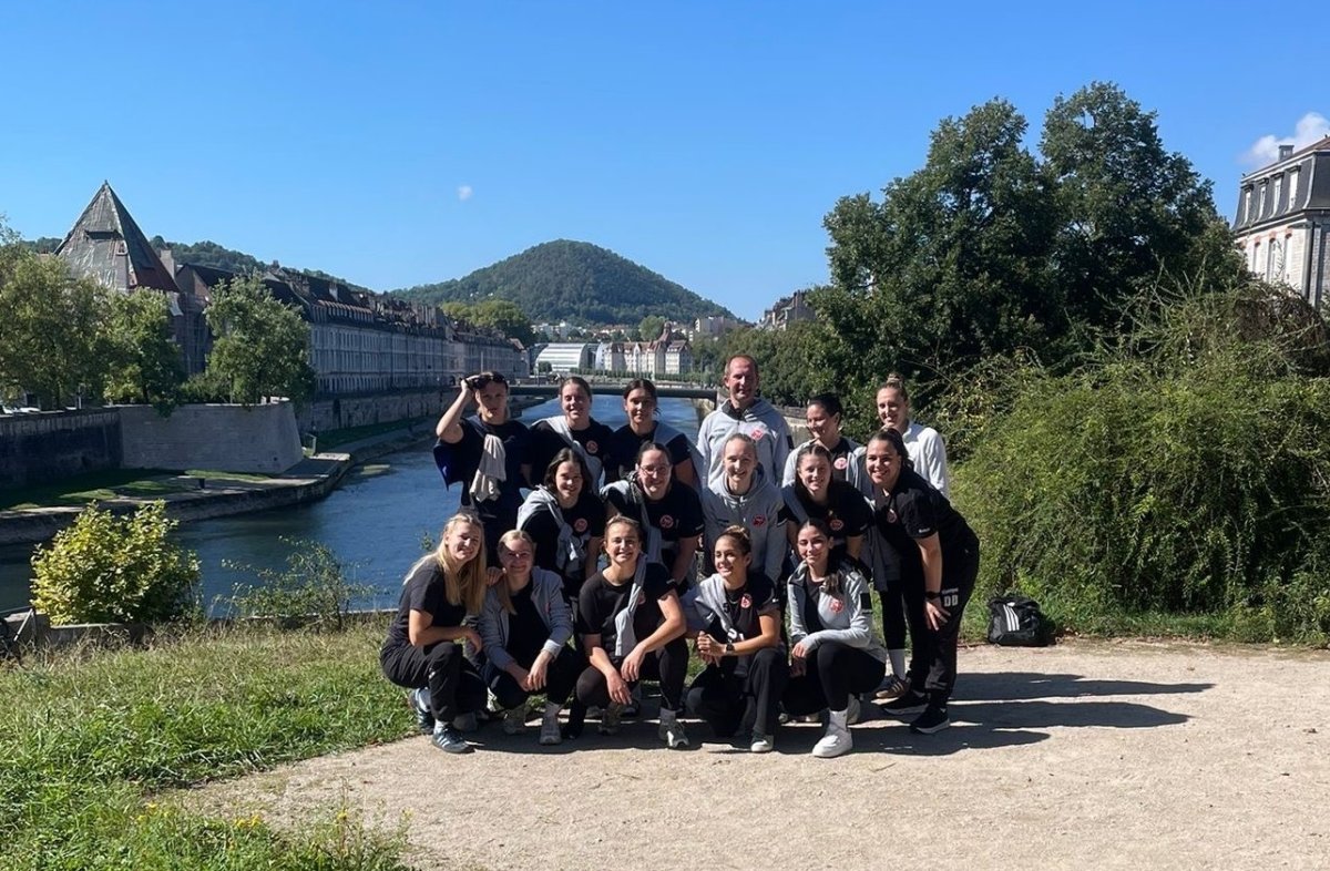 Mannschaftsfoto der Red Sparrows der HSG Freiburg während des Besuchs in Besançon
