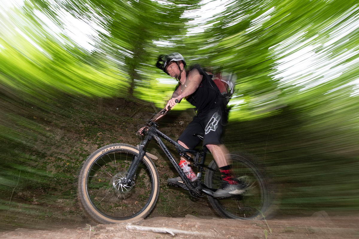 Mountainbiker im Wald