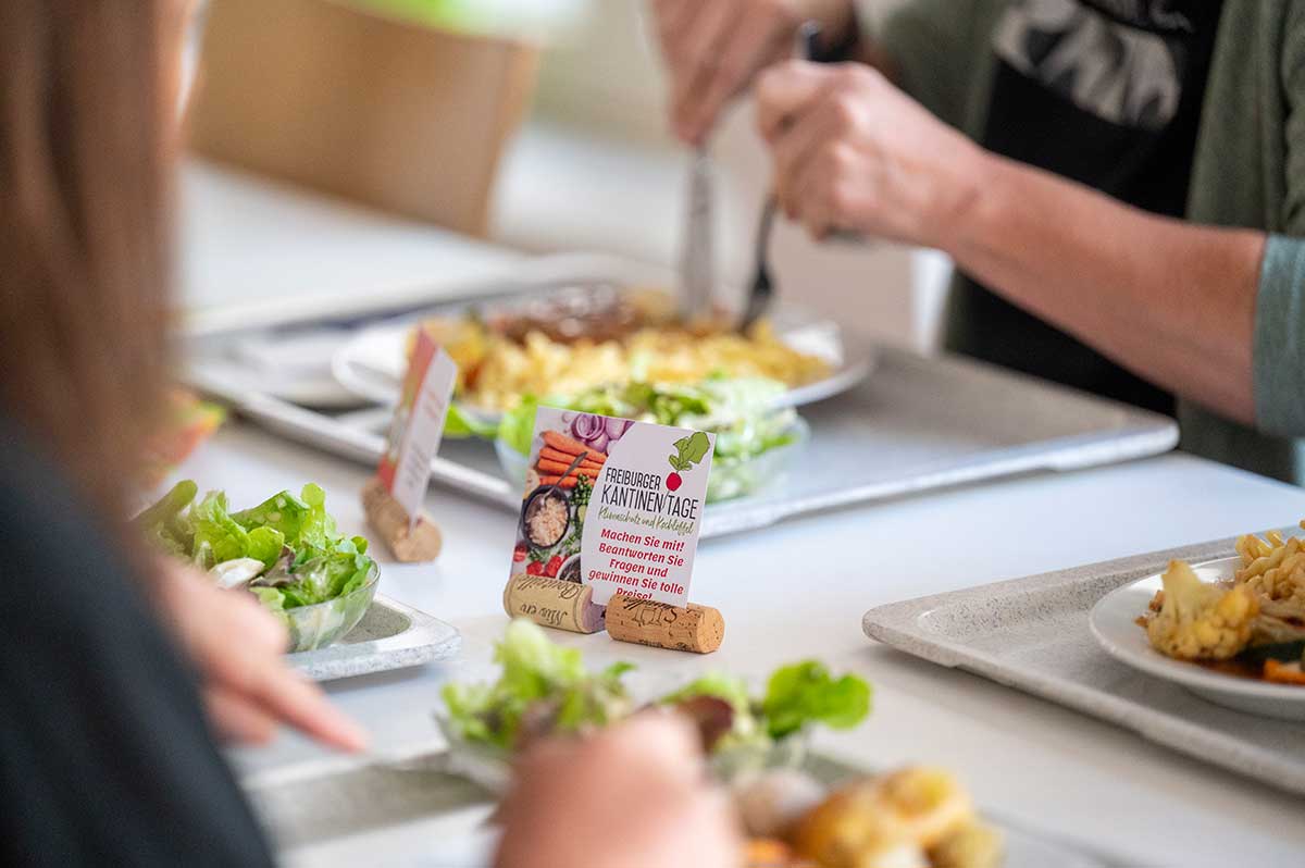 Tabletts mit Essen und Aufsteller "Freiburger Kantinentage"