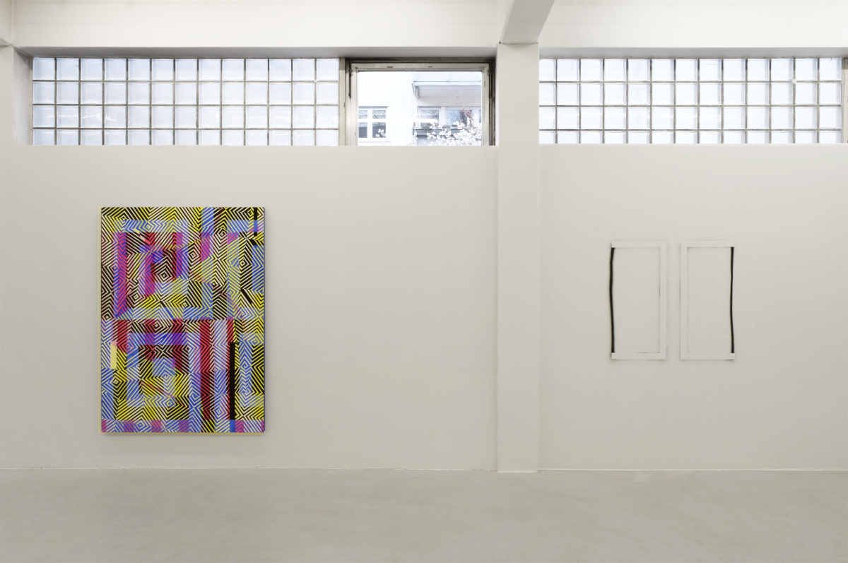 Kunstwerk Christof John, bunte Struktur, Kunstwerk Lisa Busche, gesprühte schwarze Linien auf Leinwand und Wand