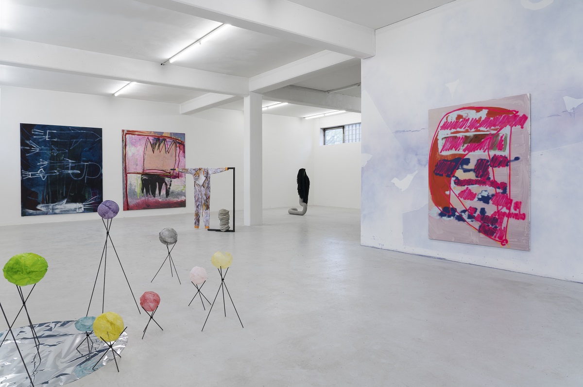 Ausstellungsansicht: linksInstallation mit bunten Blasen aus Reispapier, hinten und rechts drei große Leinwände