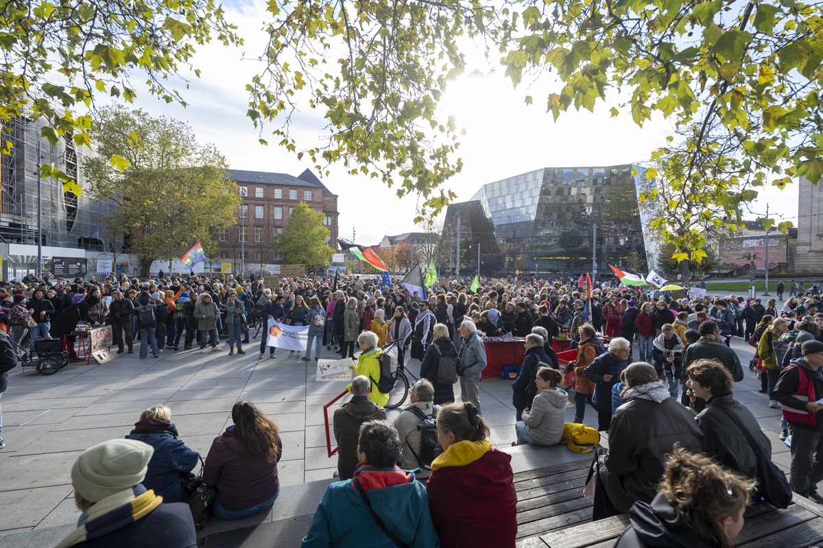 Viele Menschen stehen auf dem Platz der Alten Synagoge und demonstrieren.