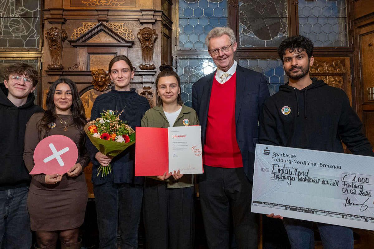 Vertreter*innen vom Freiburger Wahlkreis 100% mit einem Spendencheck