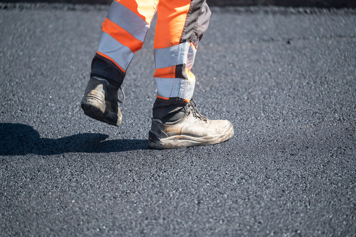 Bauarbeiter auf frischem Asphalt