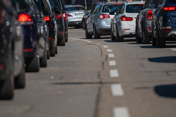 Autos stehen im Stau