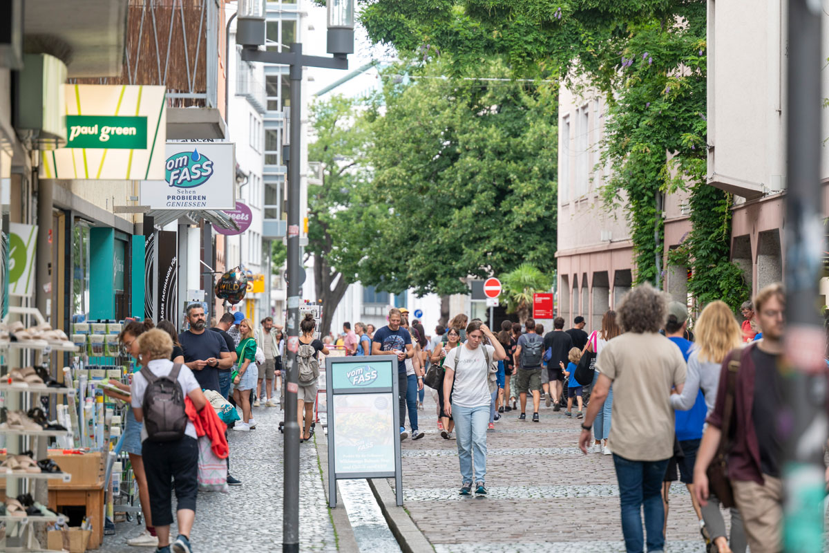 Blick in die gut besuchte Fußgängerzone in der Schiffstraße