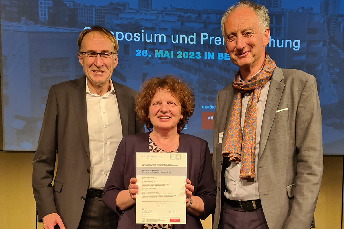 Bürgermeister Haag, Stadtplanerin Lebherz und Stadtplanungsamtsleiter Jerusalem mit der Urkunde