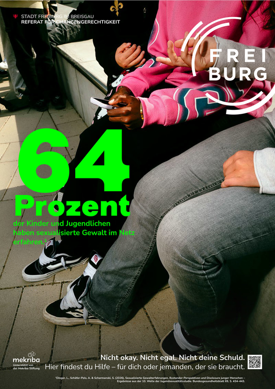Plakat mit Aufschrift: 64 Prozent der Kinder und Jugendlichen haben sexualisierte Gewalt im Netz erfahren.