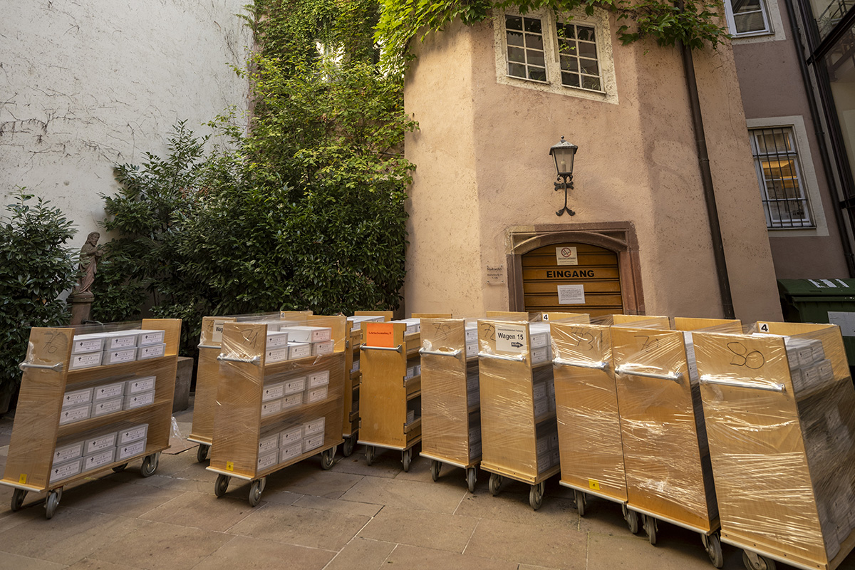 Rollschränke mit vielen Boxen im Innenhof des alten Stadtarchivs
