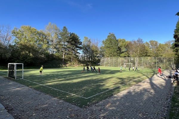 Kinder auf Bolzplatz