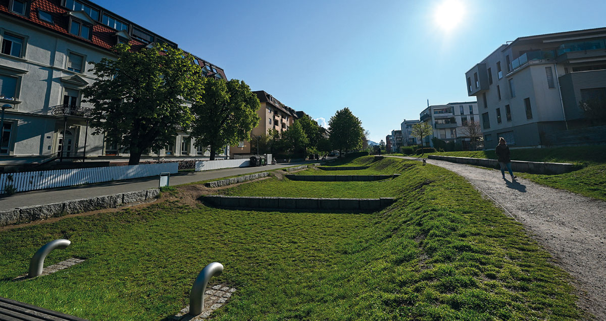 Wohngebiet östlich Wiehrebahnhof - Mehrfachnutzung Grün-/Freiflächen sowie Wohnen und Technische Infrastrukturanlage: Kombination Grünzug, der zur Entwässerung dient, mit Erholungsfunktion in unmittelbarer Nähe zum Wohnen. Wohngebiet östlich Wiehrebahnhof - Mehrfachnutzung Grün-/Freiflächen sowie Wohnen und Technische Infrastrukturanlage: Kombination Grünzug, der zur Entwässerung dient, mit Erholungsfunktion in unmittelbarer Nähe zum Wohnen.