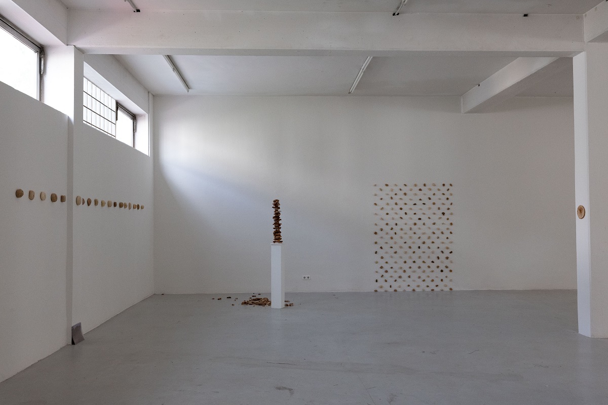 Ausstellungsansicht: Installation mit Brötchen von Rebecca Speth