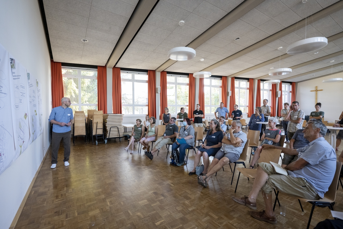 Mensch sitzen gemeinsam in einem Saal