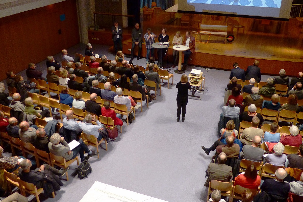 1. Forum im gut besuchten Tuniberghaus Veranstaltungssaal mit vielen Besuchern