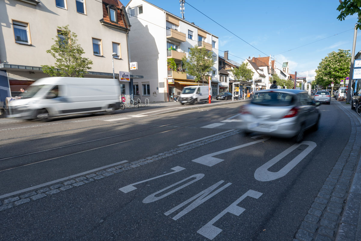 Straße mit Aufschrift "20 Zone" 