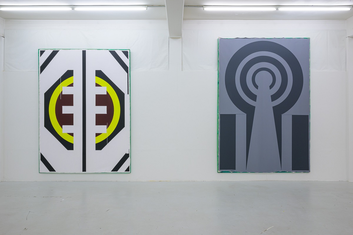 Ausstellungsansicht mit großen Malereien die an Wappen oder Symbole erinnern von Pia Rosa Dobrowitz