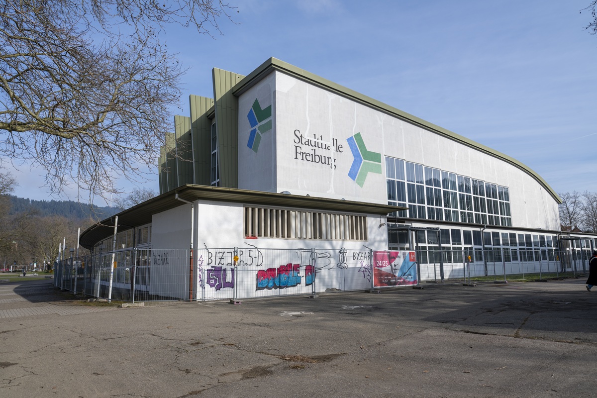 Die Freiburger Stadthalle in Lehen von außen.