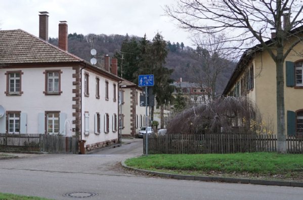 Farbfoto einer Straßenflucht mit zweigeschossigen Reihenhäusern 2019