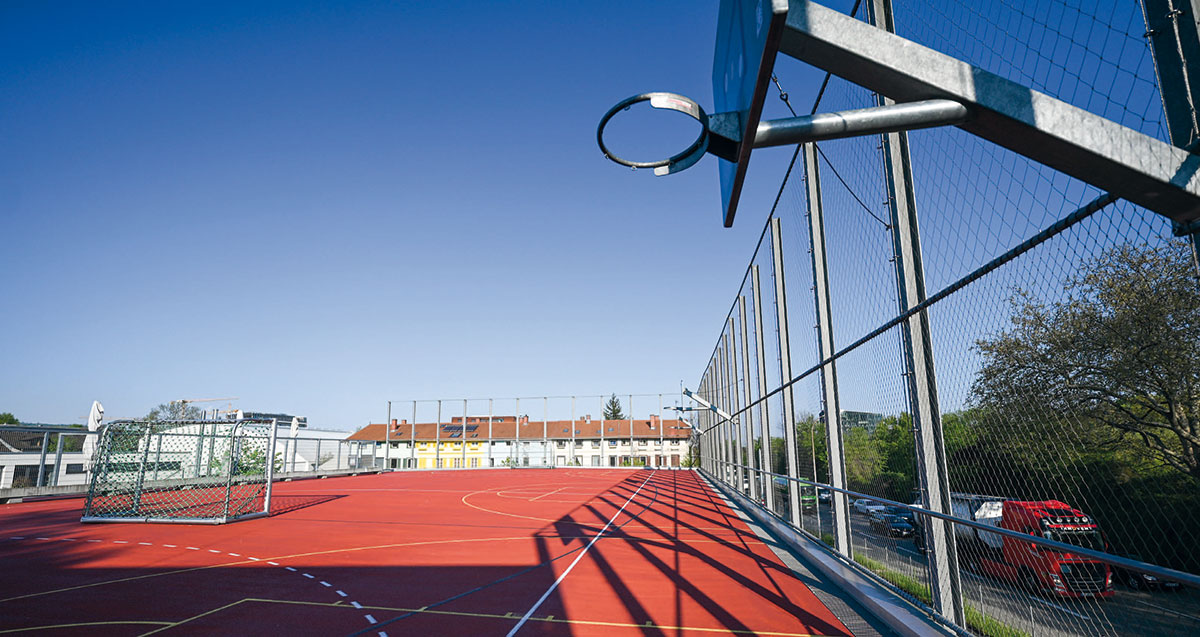 Mehrfachnutzung Soziale Infrastruktur: Nutzung des Dachs der Sporthalle als Sportfläche/ Pausenfläche. Mehrfachnutzung Soziale Infrastruktur: Nutzung des Dachs der Sporthalle als Sportfläche/ Pausenfläche.