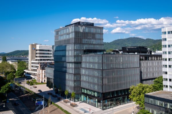 Bismarckallee/ Eisenbahnstraße, Foto: Klaus Polkowski Straßenkreuzung mit Bebauung von mehrgeschossigen gläsernen Bürogebäude