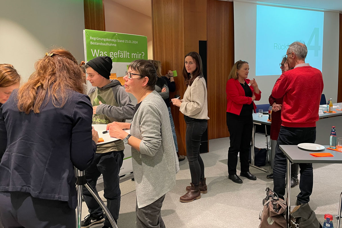 Stehende Menschen unterhalten sich 