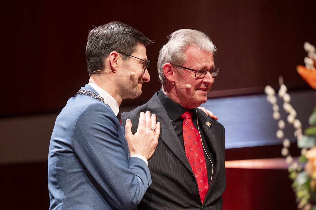 OB Horn umarmt den weinenden EBM von Kirchbach.