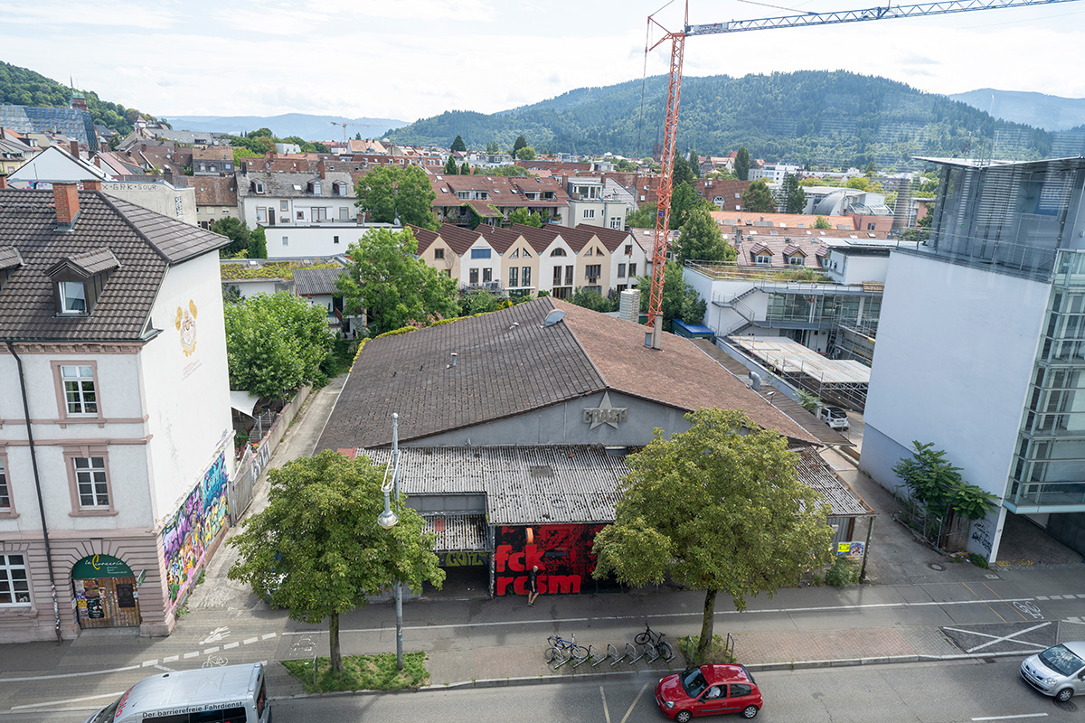 Crash-Areal aus der Vogelperspektive: Ein niedriges, breites Gebäude mit Stern unterm Dach.