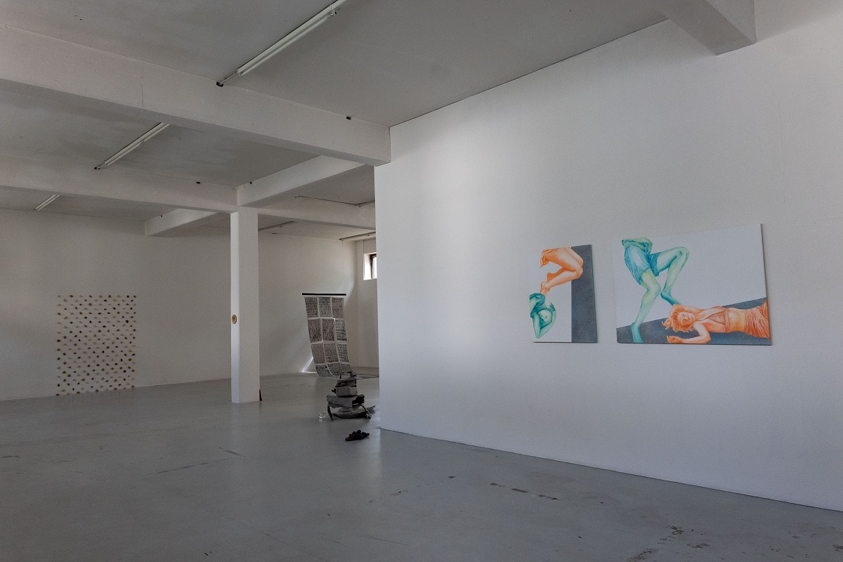 Ausstellungsansicht, vorne Malerei Malin Gabele